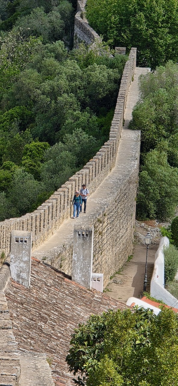 Ohne Geländer auf der Mauer